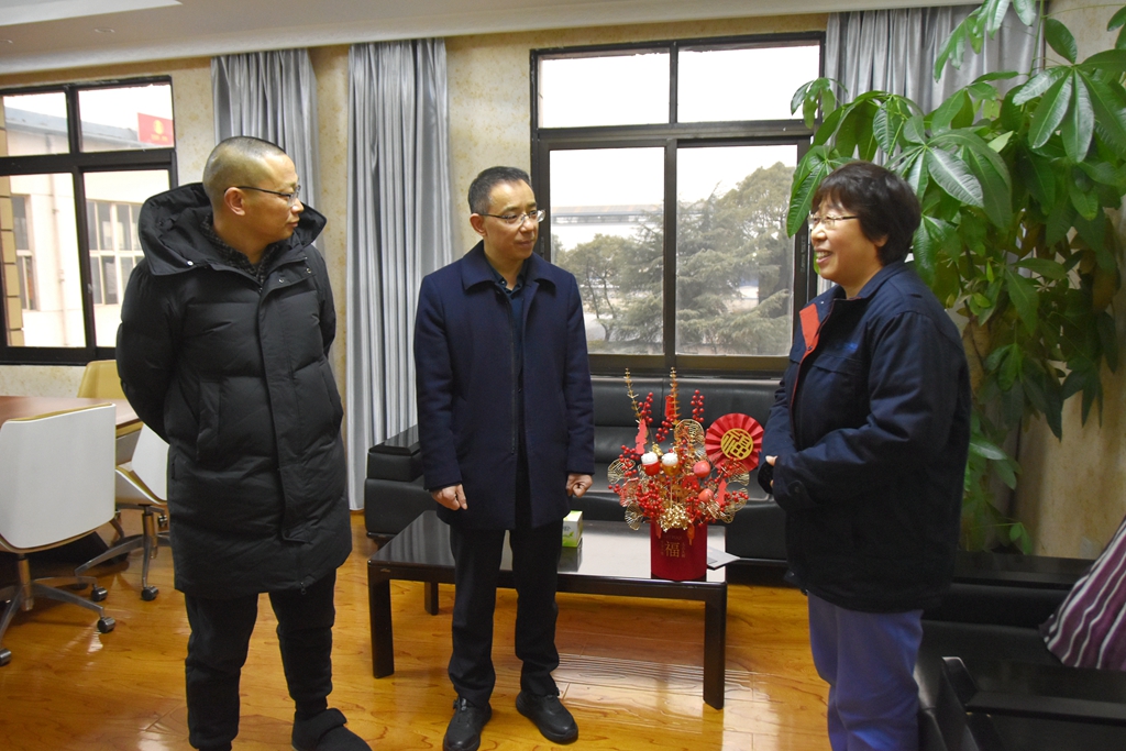 2月2日，羅江區(qū)委書記黃琦率隊(duì)到公司督導(dǎo)檢查“春節(jié)”節(jié)前安全生產(chǎn)工作，走訪慰問專家人才；公司總經(jīng)理?xiàng)钗囊憬邮芪繂枴?月18日、30日，羅江區(qū)委、政府、人大還分別慰問了公司特聘專家田愛娟和安全環(huán)保部王東梅、動(dòng)力分廠趙會(huì)泉、機(jī)建分廠杜海。3..JPG