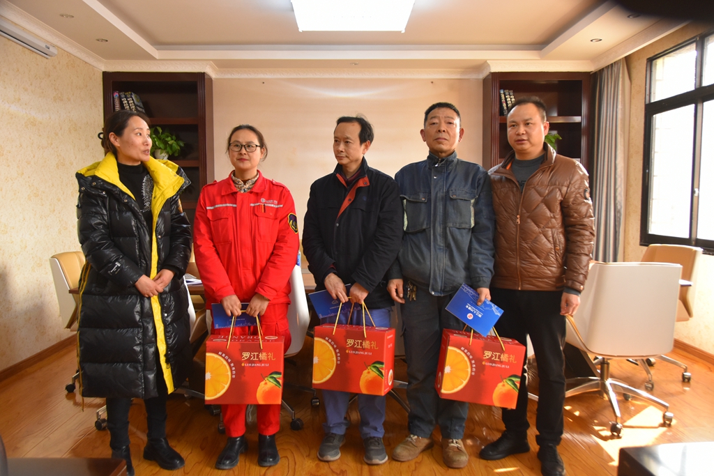 2月2日，羅江區(qū)委書記黃琦率隊(duì)到公司督導(dǎo)檢查“春節(jié)”節(jié)前安全生產(chǎn)工作，走訪慰問專家人才；公司總經(jīng)理?xiàng)钗囊憬邮芪繂枴?月18日、30日，羅江區(qū)委、政府、人大還分別慰問了公司特聘專家田愛娟和安全環(huán)保部王東梅、動(dòng)力分廠趙會(huì)泉、機(jī)建分廠杜海。4.JPG